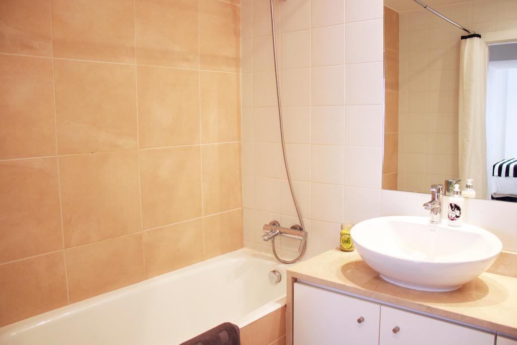 Joivy Modern 1-Bed Apt With Terrace, Moments From Sao Bento Palace Lissabon Buitenkant foto